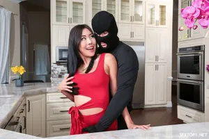 Em nữ học sinh nhút nhát bị kẻ cuồng đồng phục em học sinh để mắt tới