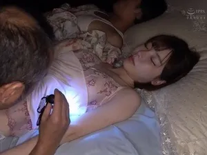 Người đàn ông nghèo bị khinh thường sở hữu thiết bị ngưng đọng thời gian