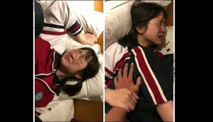 Tiểu Á thích ăn kẹo và luôn để lộ mặt trong suốt cảnh sex với em trai. Cô ấy dễ thương và ngoan ngoãn, cô ấy đang thổi kèn cho một con cặc lớn. Cậu em trai tàn phá âm hộ của cô ấy mà không dùng bao cao su và làm cho chất nhờn màu trắng của cô ấy trở nên phấn khích