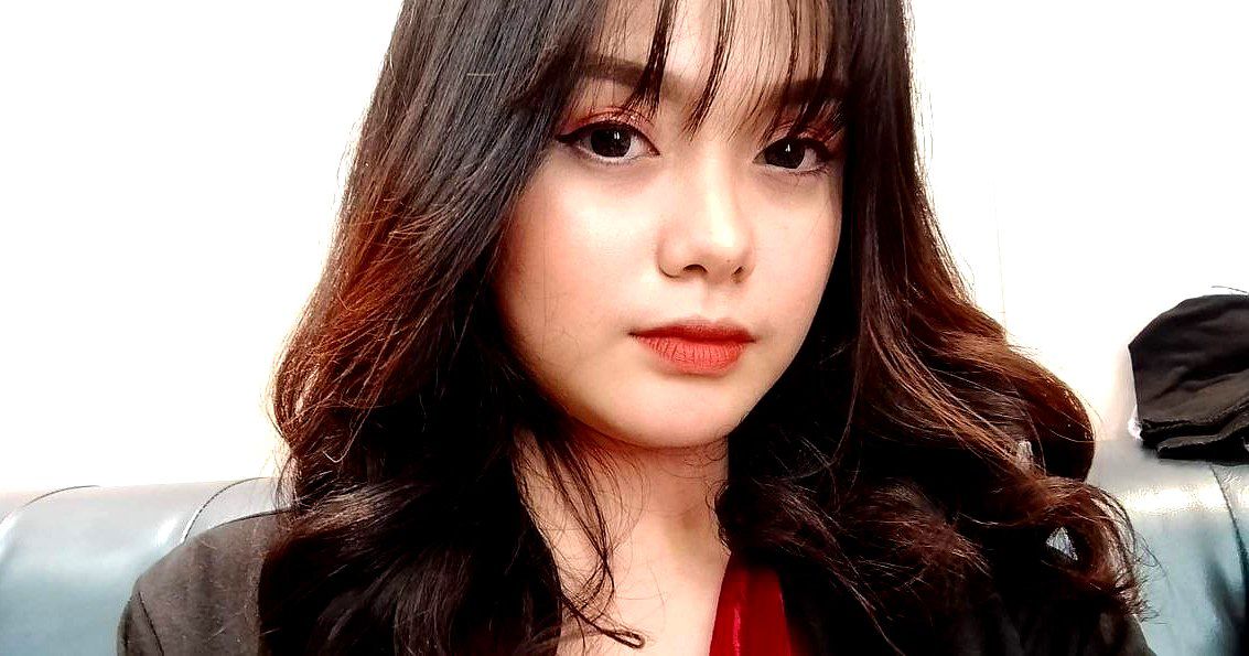 Cô em múm mĩm khoe bím đẹp vú căng trên livestream